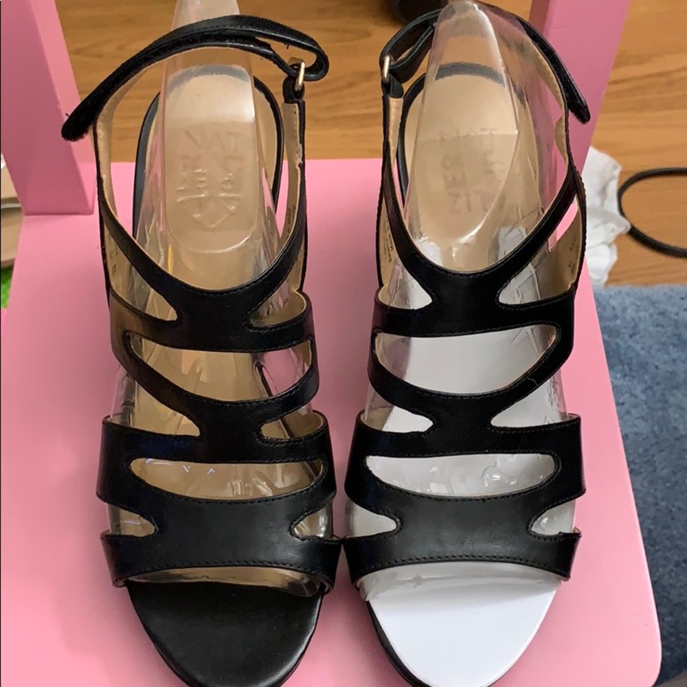 NWOT Naturalizer Platform Sandals in black. Size 7